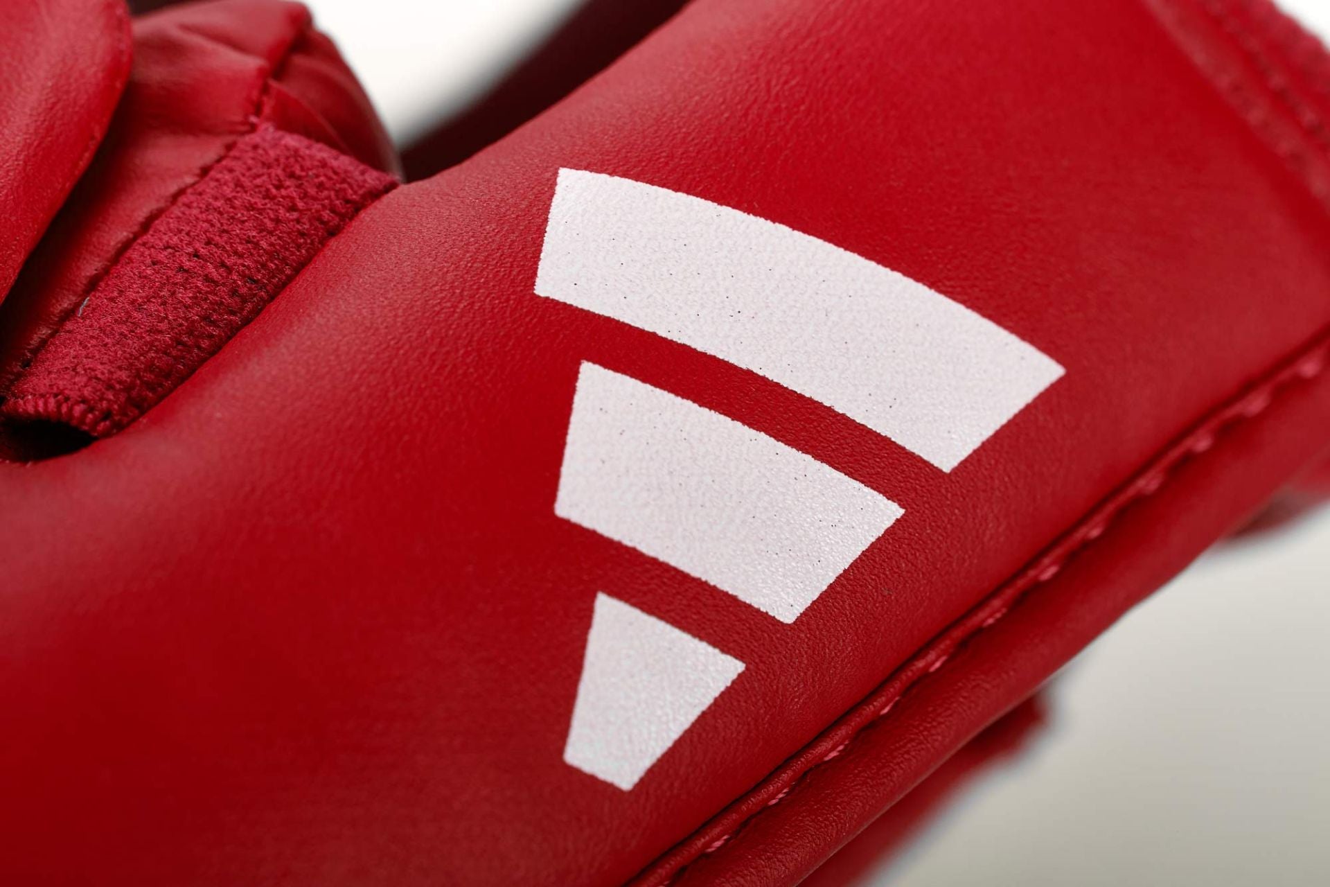 Adidas Fußristschützer, WKF-zugelassen, rot